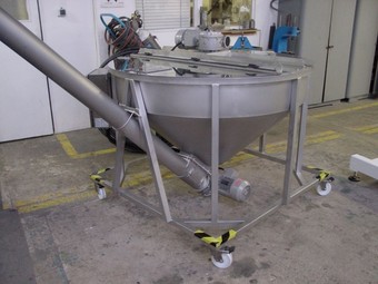 Jendím z typů námi nabízených dopravních linek je tzv. šnekový dopravník Jendím z typů námi nabízených dopravních linek je tzv. šnekový dopravník