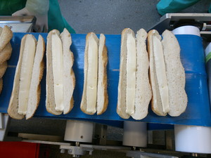 Řezací a plnící stroj baget Mavet - typ RSS